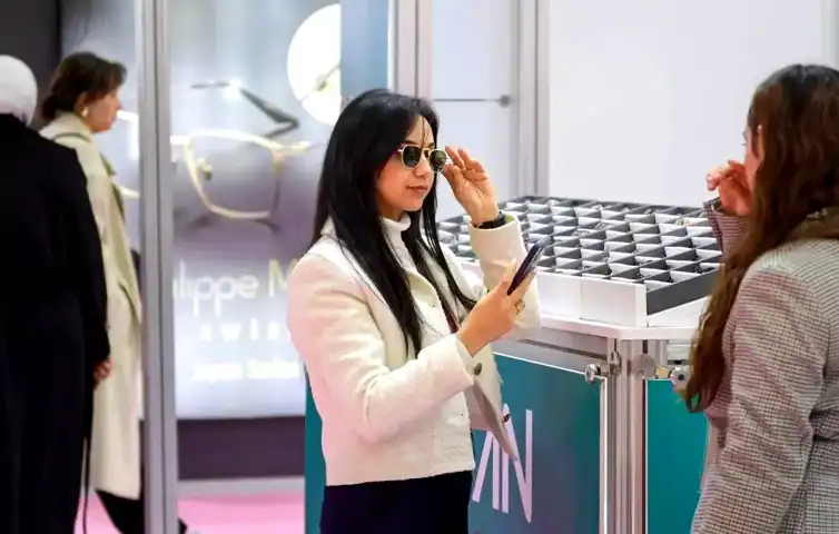 OPTİC World İzmir'de 2025 Gözlük Trendleri