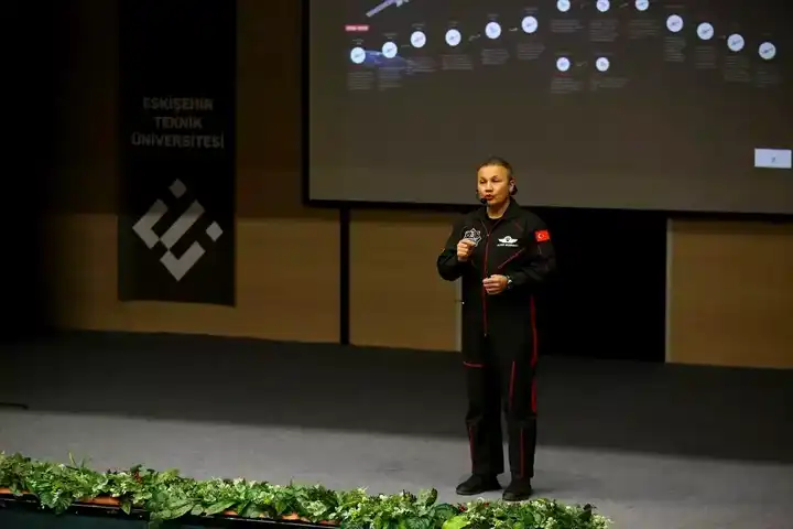 Türkiye'nin İlk Astronotu Gezeravcı, ESTÜ'de Öğrencilerle Buluştu